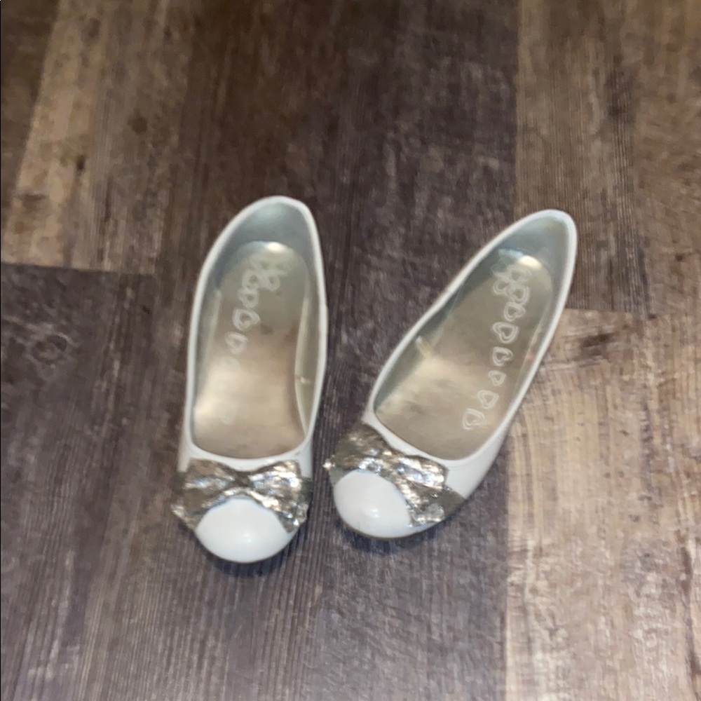 The Children's Place Silver and White Dress Shoes with Bow